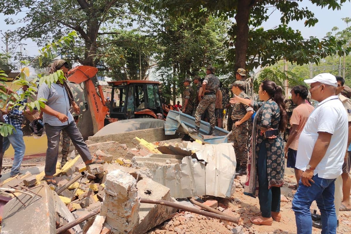 Arrah News: आरा में अतिक्रमण पर चला प्रशासन का बुलडोजर; अंचलाधिकारी बोले- दोबारा कब्जा करने वालों पर होगी कार्रवाई