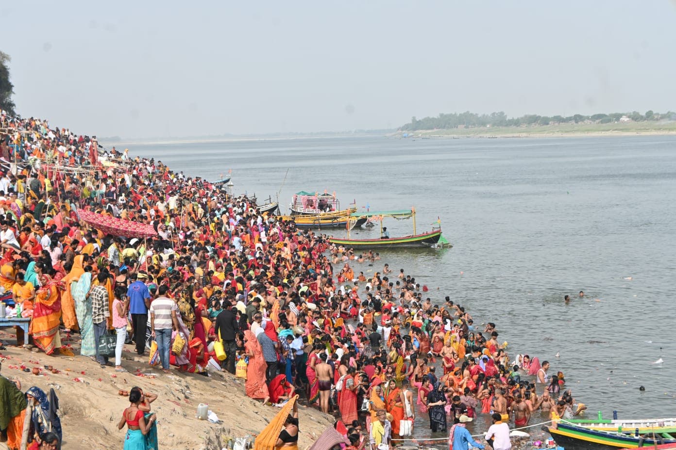 Buxar News: गंगा दशहरा पर बक्सर के गंगा घाटों में उमड़ा आस्था का सैलाब