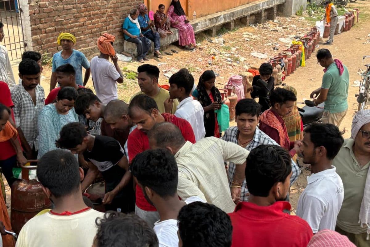 Arrah News: भीषण गर्मी में गैस के लिए हाहाकार, घंटों लाइन में खड़े रहने के बाद खाली हाथ लौटे उपभोक्ता