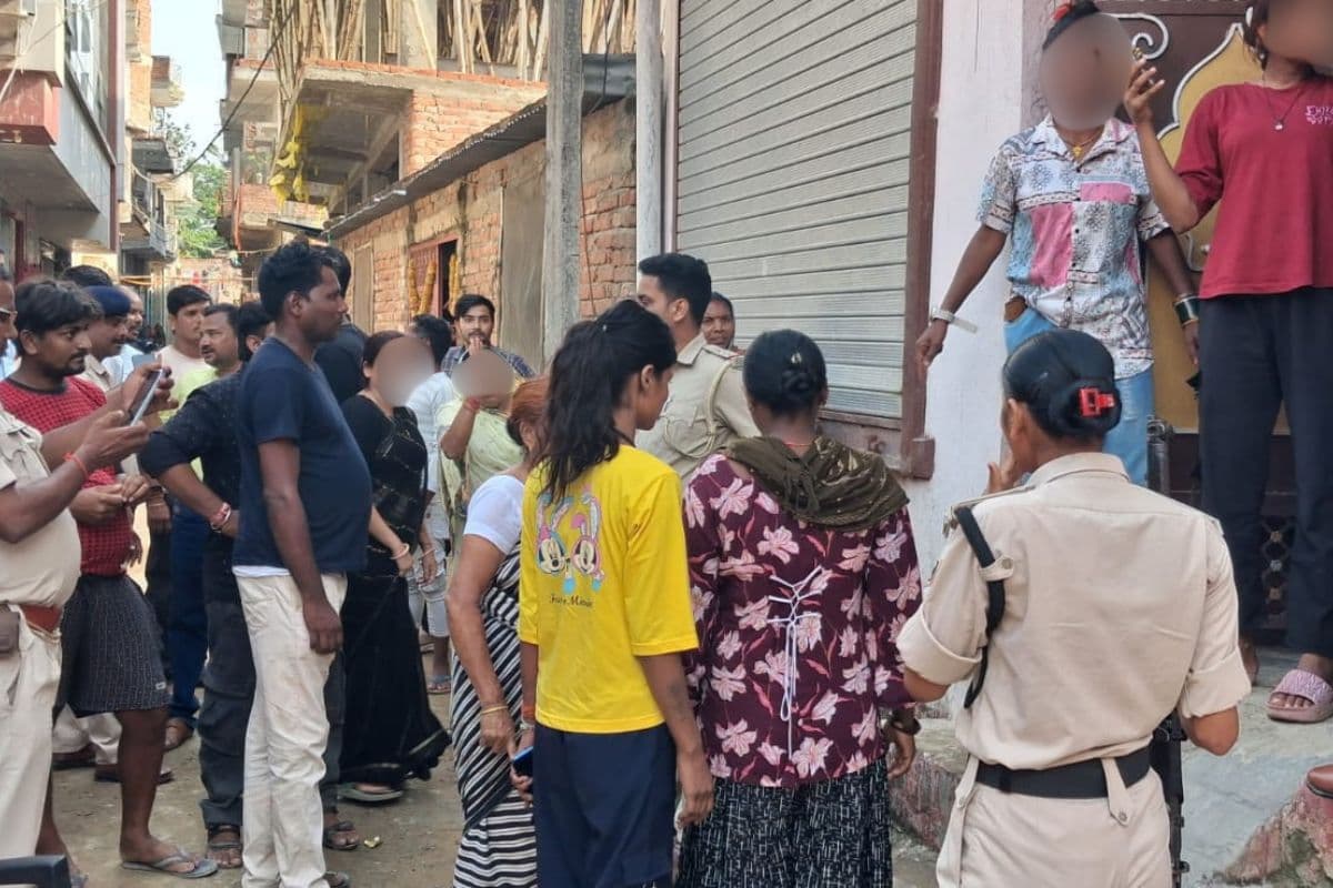 Darbhanga News: рдЖрд░реНрдХреЗрд╕реНрдЯреНрд░рд╛ рдХреА рдЖрдбрд╝ рдореЗрдВ рдирд╛рдмрд╛рд▓рд┐рдЧ рд╕реЗ рдЧрд▓рдд рдзрдВрдзрд╛ рдХрд░рд╛рдиреЗ рдХрд╛ рдЖрд░реЛрдк, рдпреБрд╡рддрд┐рдпреЛрдВ рдиреЗ рдпреБрд╡рдХ рдХреЗ рдШрд░ рдмреЛрд▓рд╛ рдзрд╛рд╡рд╛