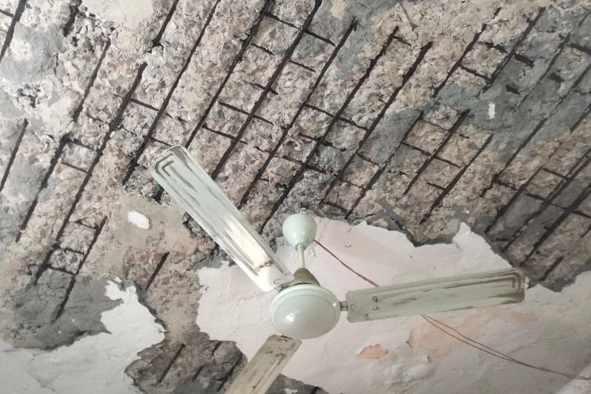 टूटकर गिरा छत का प्लास्टर टूटकर गिरा छत का प्लास्टर