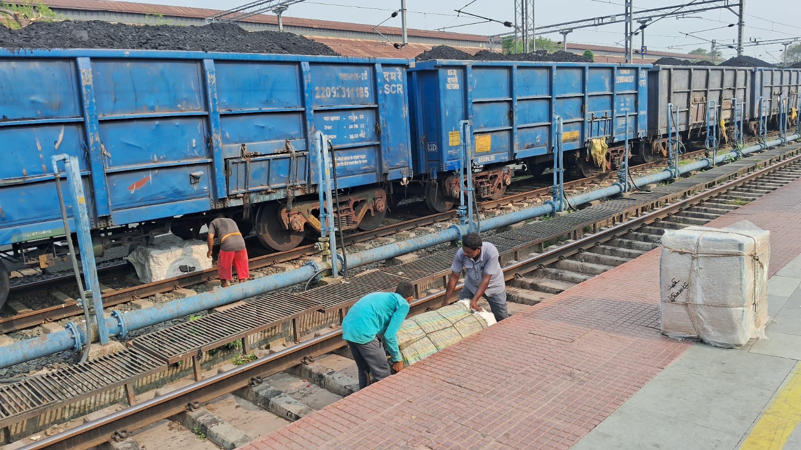 पार्सल कर्मियों की जान से खिलवाड़, ट्रेन के नीचे से सामग्री निकालने को मजबूर