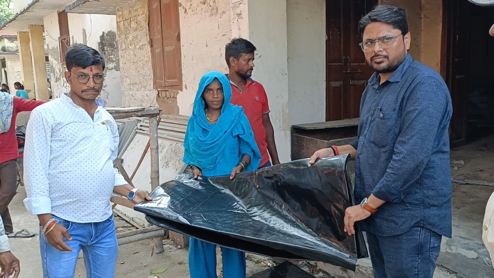 रेलवे भूमि से उजड़े परिवारों को राहत: प्रशासन ने बांटी प्लास्टिक शीट, स्थायी पुनर्वास की उठी मांग