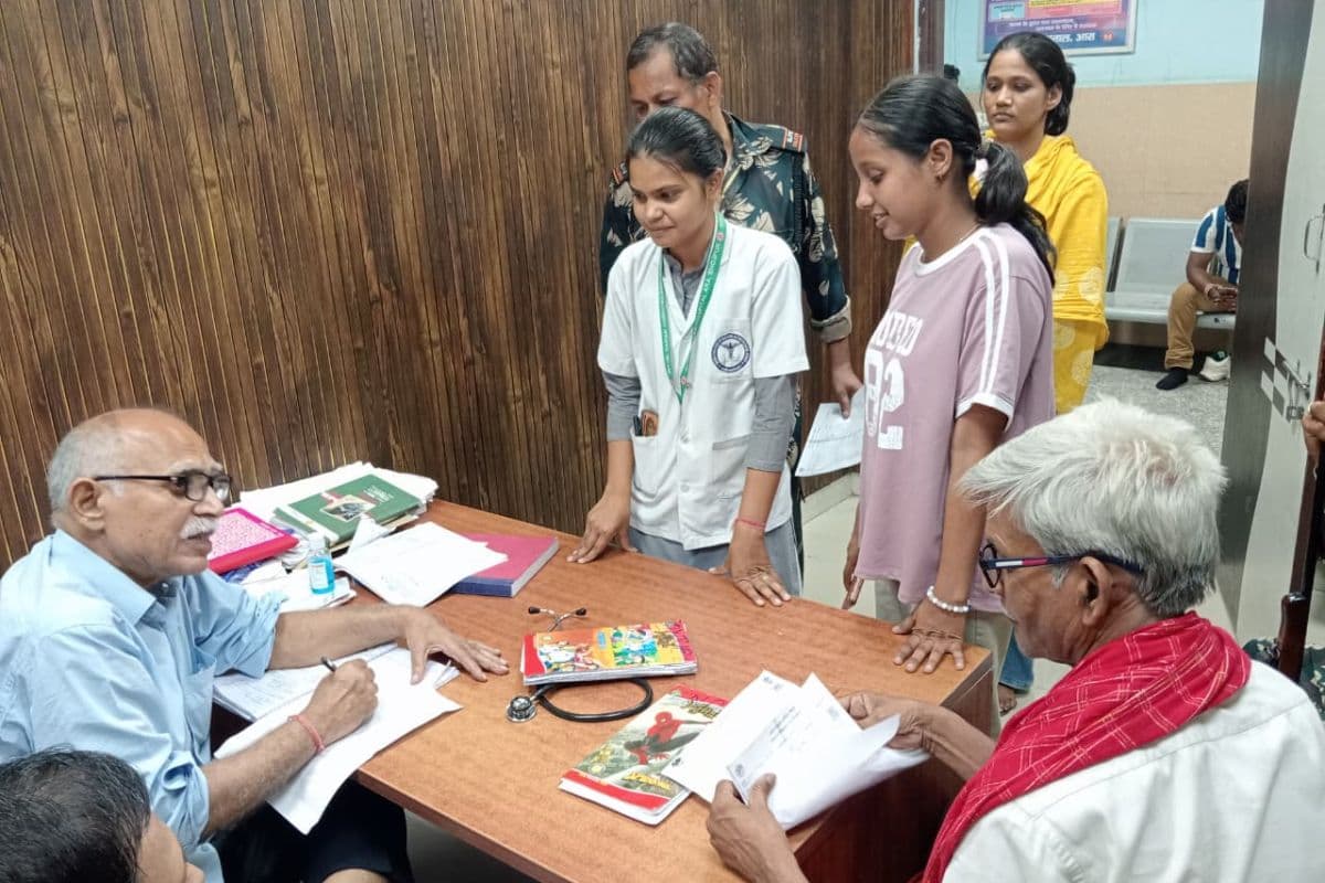 Arrah News: रोस्टर में नाम किसी और डॉक्टर का, ड्यूटी पर बैठे मिले दूसरे चिकित्सक; मरीजों को हो रही परेशानी