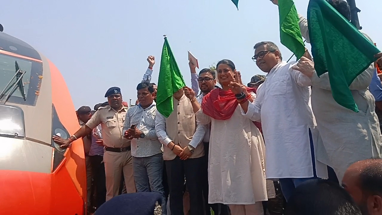 सायरन बजाते जमुई पहुंची वंदे भारत, स्वागत में उमड़ा जनसैलाब