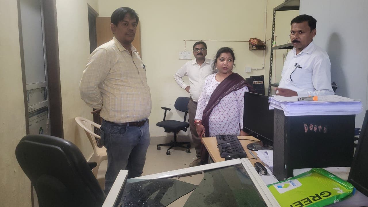 आंधी-तूफान और ओलावृष्टि से प्रखंड में भारी तबाही, बाल-बाल बचे अंचल कर्मी