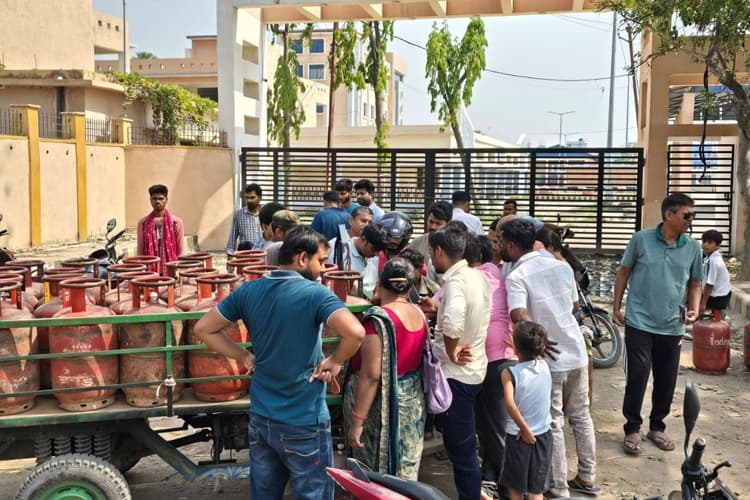 Hajipur News: वैशाली में गहराया गैस संकट, होम डिलीवरी व्यवस्था चरमराई