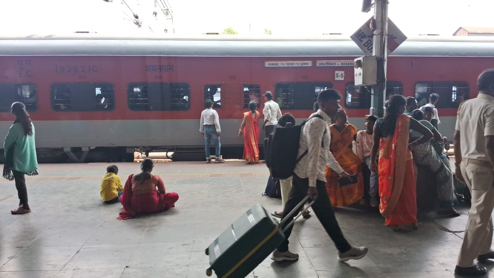 लगातार दूसरे दिन घंटों लेट पहुंची पटना-दुमका एक्सप्रेस, कर्मचारी और छात्र परेशान