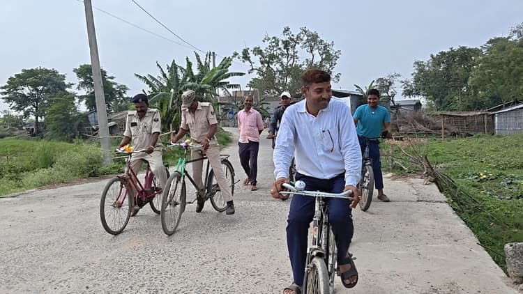 बेलदौर में 'नो व्हीकल डे' का असर, सीओ और जनप्रतिनिधियों ने साइकिल से किया भ्रमण