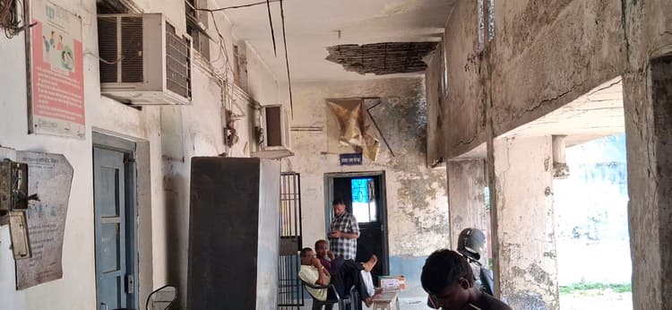 Nawada news : सदर अस्पताल : जर्जर भवन में जान जोखिम में डाल एक्स-रे कराने को मजबूर हैं मरीज