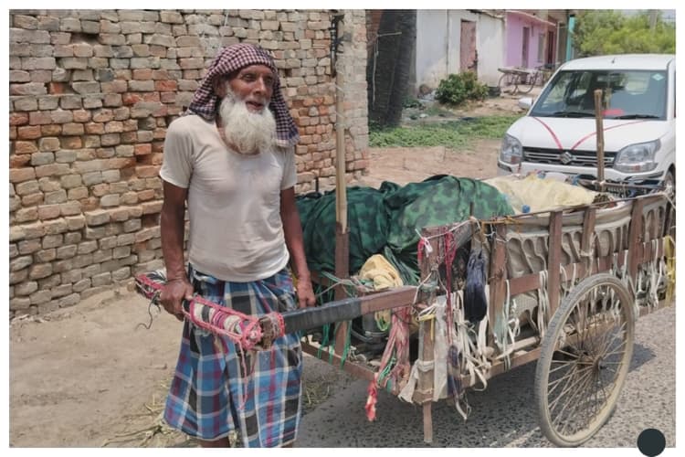 मोतिहारी: बेटों ने छोड़ा बेसहारा, 72 साल के मंजूर आज भी कमर से ठेला खींचकर पाल रहे पेट