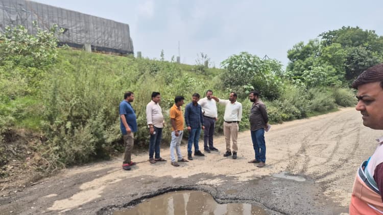 नरपतगंज में एनएच सर्विस रोड के गड्ढों का निरीक्षण