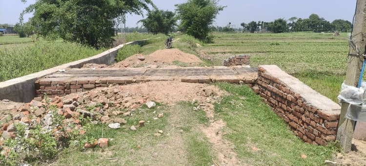 निर्माणाधीन पुलिया से सरिया चोरी, ढलाई से पहले चोरों ने हाथ किया साफ