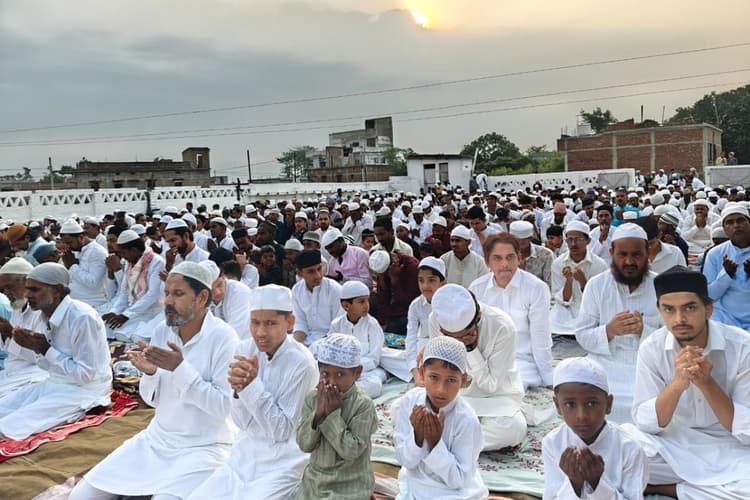 Sitamarhi Bakrid Celebration: मेहसौल ईदगाह में अदा की गई बकरीद की नमाज, देश में अमन-चैन और तरक्की की मांगी गई दुआ