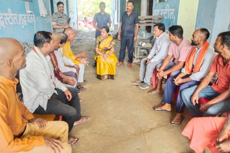 Sheohar News: सड़क हादसों में अपनों को खोने वाले परिवारों से मिलीं समाज कल्याण मंत्री डॉ. श्वेता गुप्ता