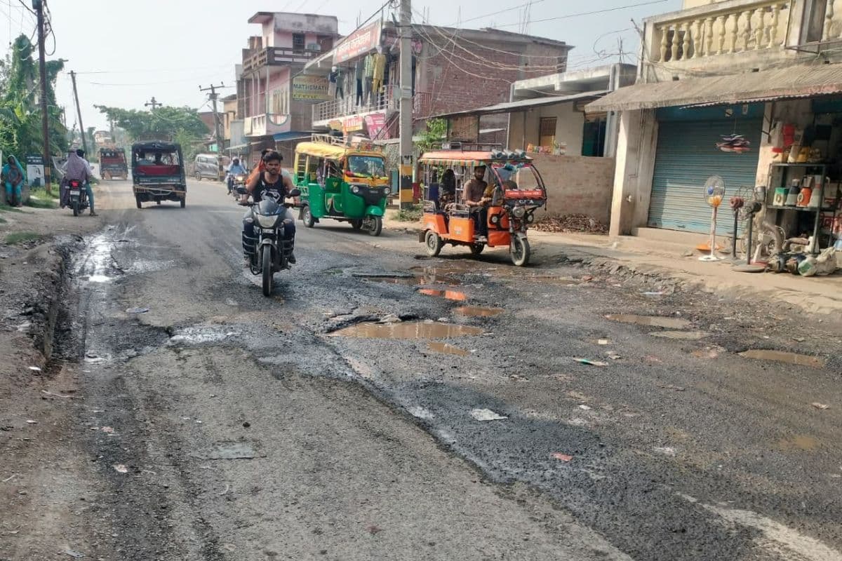 Darbhanga News: महीनों से नहीं भरे गए मुख्य मार्ग के गड्ढे, हादसों को दावत दे रही विभाग की लापरवाही
