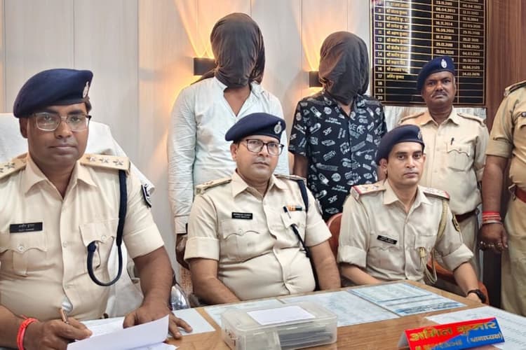 Bettiah Police Action: नरकटियागंज के व्यवसायी से लूटपाट करने वाले 2 अपराधी गिरफ्तार