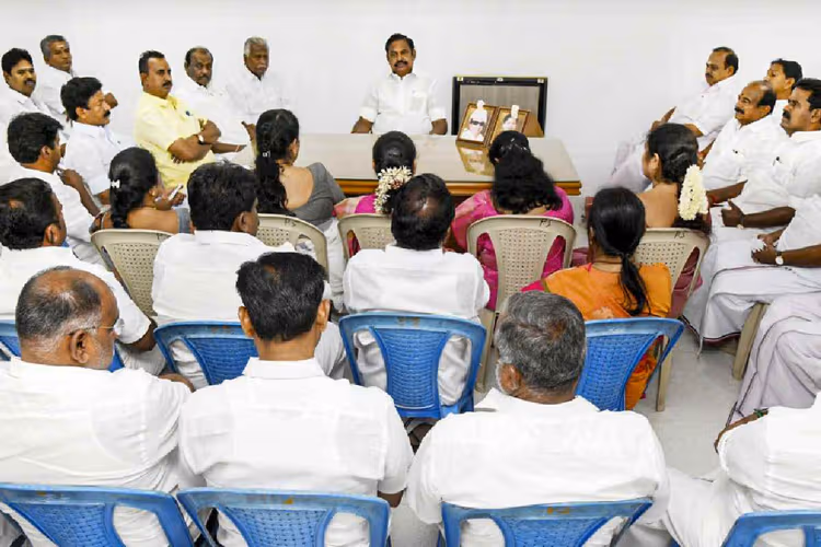 NDA से बाहर हो सकती है AIADMK, दे सकती है विजय की पार्टी TVK का साथ