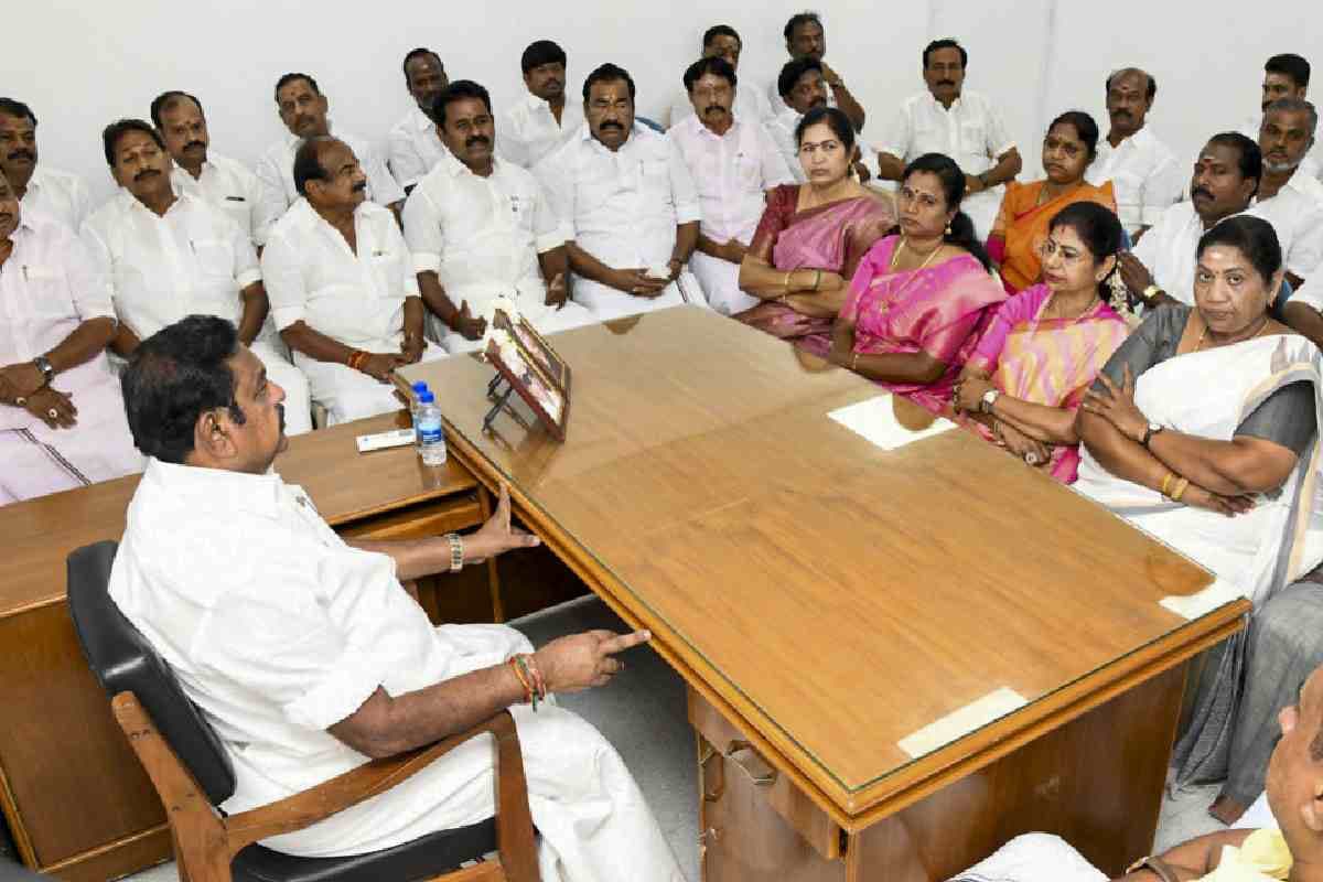 तमिलनाडु में रिजॉर्ट पॉलिटिक्स शुरू, AIADMK के 15 से अधिक विधायक पहुंचे पुदुचेरी