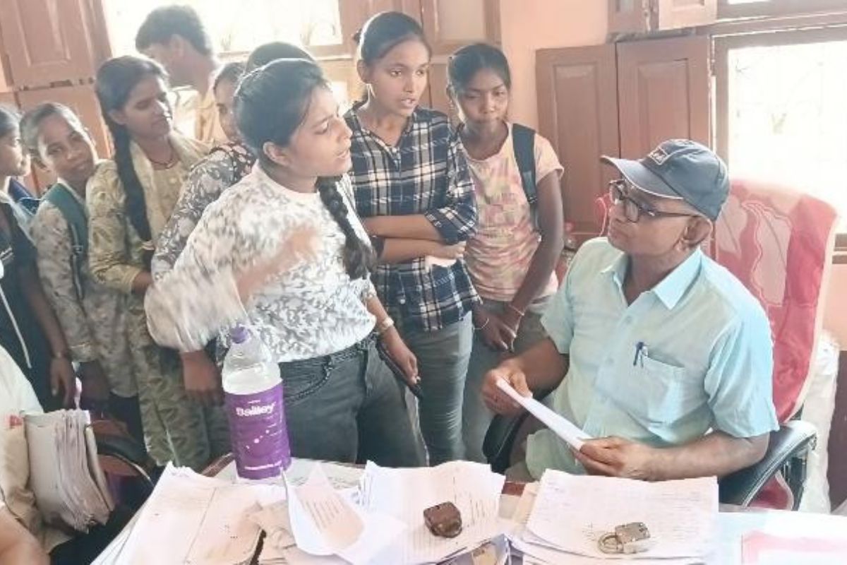 लखीसराय में खराब बाथरूम और पानी की किल्लत पर भड़की कॉलेज छात्राएं, आंदोलन की चेतावनी