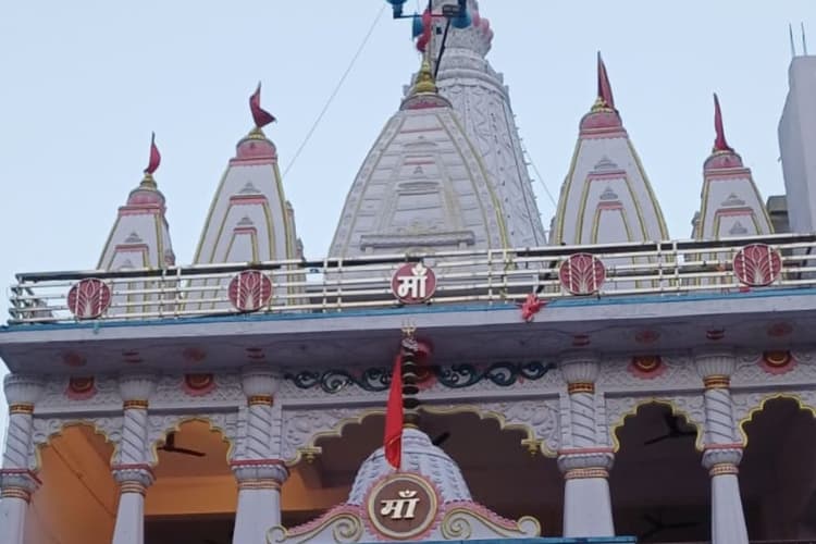 मुंगेर की शादीपुर बड़ी दुर्गा महारानी के दरबार में उमड़ रही भक्तों की भीड़, मां के जयकारों से गूंज रहा मंदिर परिसर