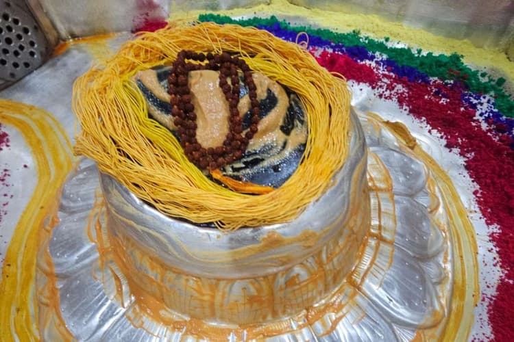 Aaj Ka Darshan: गरीबनाथ मंदिर में उमड़ी श्रद्धालुओं की भीड़, हर-हर महादेव से गूंजा परिसर