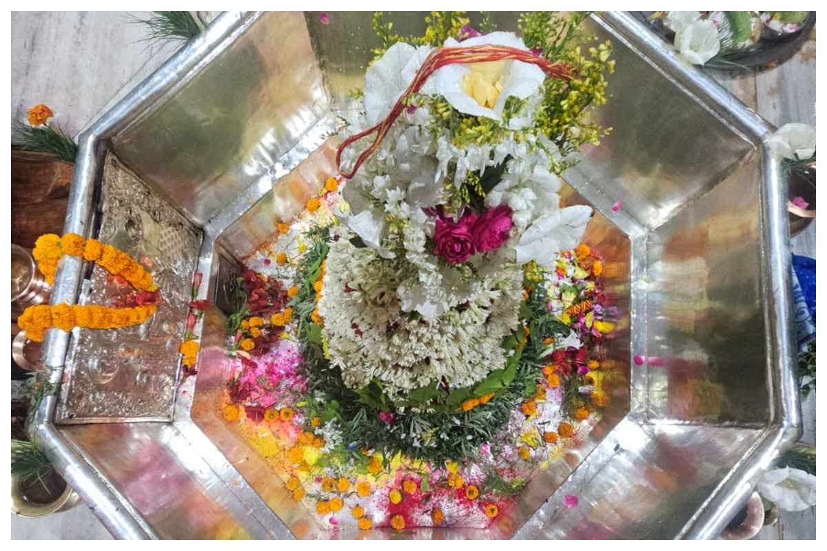 Aaj Ka Darshan: हर-हर महादेव से गूंजा गरीबनाथ बाबा का दरबार, सुबह से लगी भक्तों की भीड़