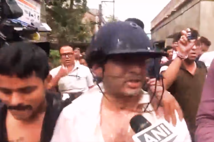 सोनारपुर में अभिषेक बनर्जी पर हमला, कपड़े फाड़े, जूते-पत्थर और अंडे बरसाये, CID ने भी कसा शिकंजा