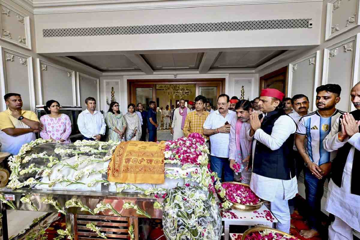 Akhilesh Yadav pays last respect to mortal remains of Prateek Yadav