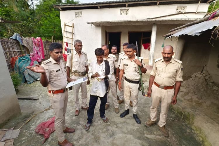 अररिया में कुर्की-जब्ती की कार्रवाई बनी दबाव का हथियार, अभियुक्त ने मौके पर किया आत्मसमर्पण