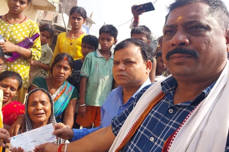 Arrah News: भोजपुर प्रशासन की त्वरित कार्रवाई: पीड़ित परिवार को सौंपा चेक