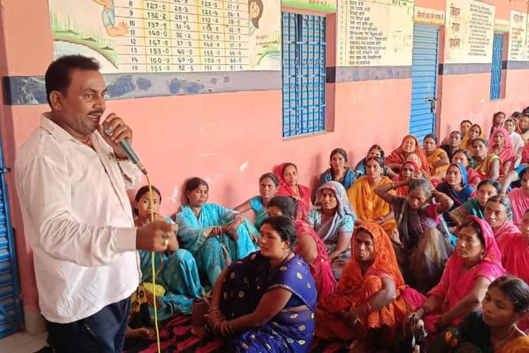 बगहा: रसोइयों ने 11 सूत्री मांगों को लेकर भरी हुंकार, आंदोलन की चेतावनी
