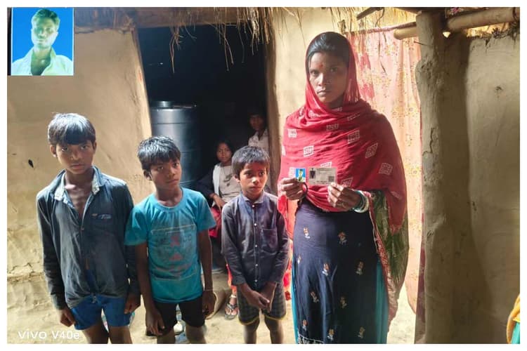 बगहा: गुजरात से लौटने के दौरान मजदूर लापता, तीन बच्चों के साथ एसपी दफ्तर पहुंची बेबस पत्नी