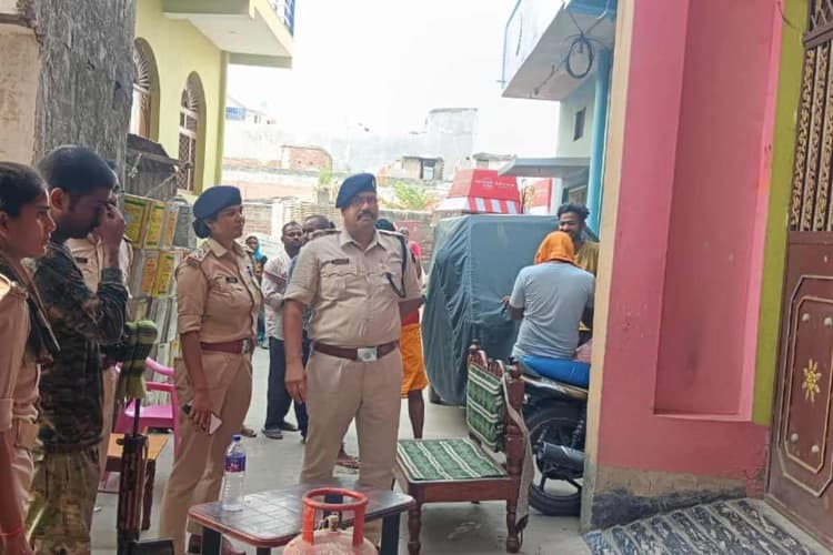 बगहा: पुलिस की बड़ी कार्रवाई, विशेष कुर्की अभियान के डर से 18 अपराधियों ने किया आत्मसमर्पण