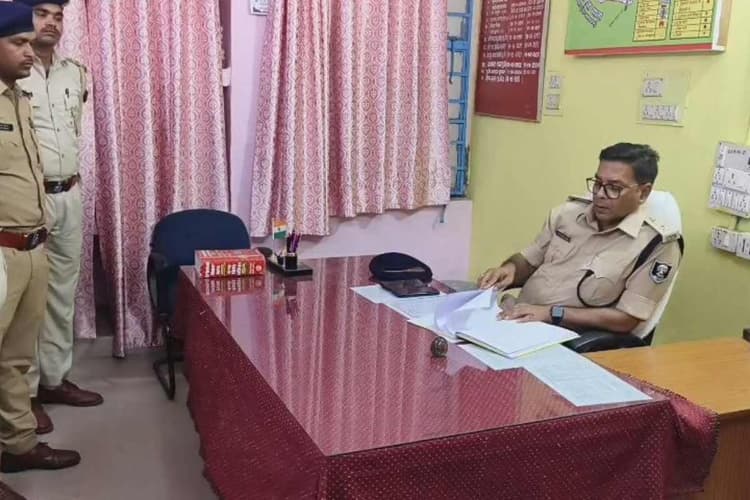 बगहा: एसपी ने किया रामनगर थाने का औचक निरीक्षण, बकरीद पर विशेष सतर्कता बरतने का निर्देश