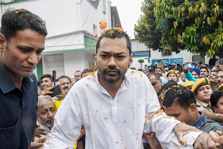 Bagaha: बिहार के 'कश्मीर' में निशांत कुमार ने की जंगल सफारी, नरदेवी और कालेश्वर मंदिर में टेका मत्था