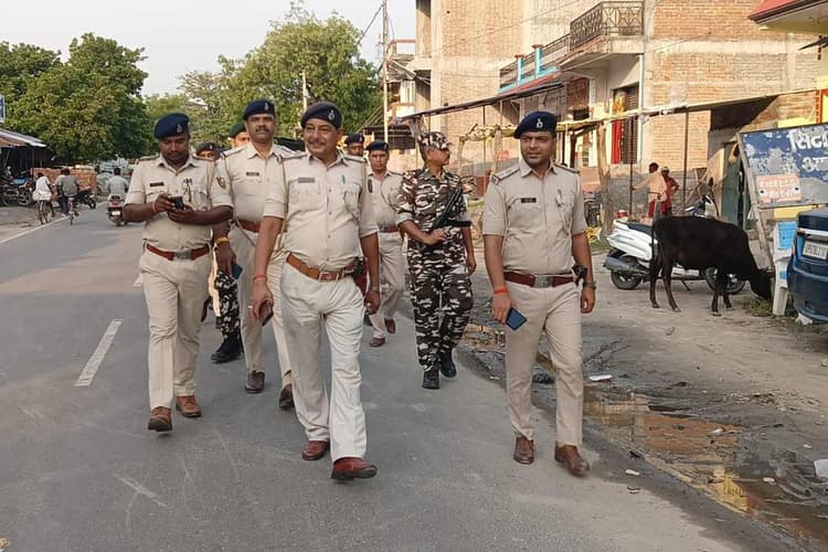 बगहा: त्योहार से पहले सुरक्षा सख्त, पुलिस और एसएसबी ने सड़कों पर किया फ्लैग मार्च