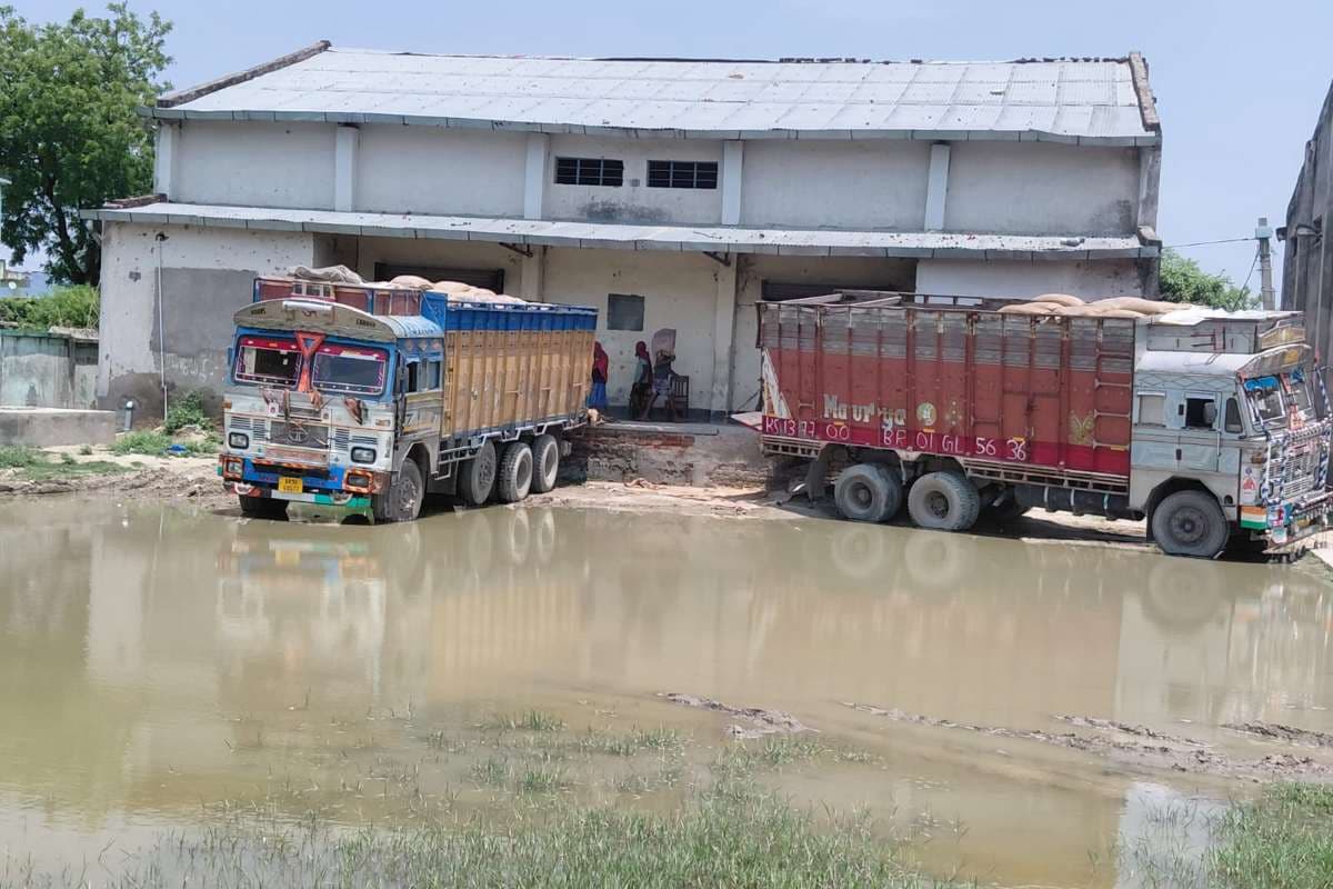 Bagaha News sfc godown waterlogging mud ration transport affected leveling