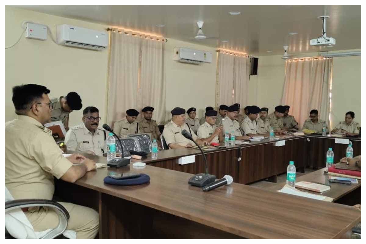 बगहा: एसपी ने थानाध्यक्ष व पुलिस पदाधिकारियों के साथ की बैठक, पेंडिंग मामलों पर जोर