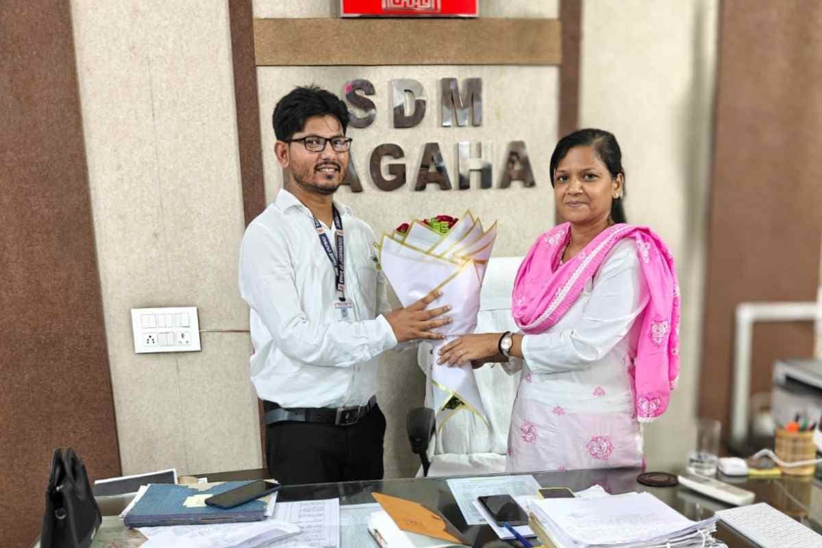 बगहा: पीएचडी करने वाले डॉ. अबूजैद को SDM ने किया सम्मानित, मौलाना वली रहमानी पर किया शोध