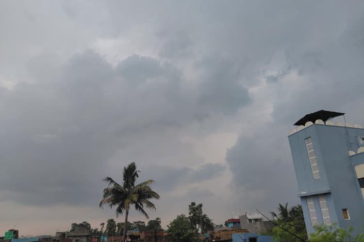 बांका में आसमान में बादलों का डेरा, 50 KM/H हवा और वज्रपात का अलर्ट, गर्मी से मिली राहत