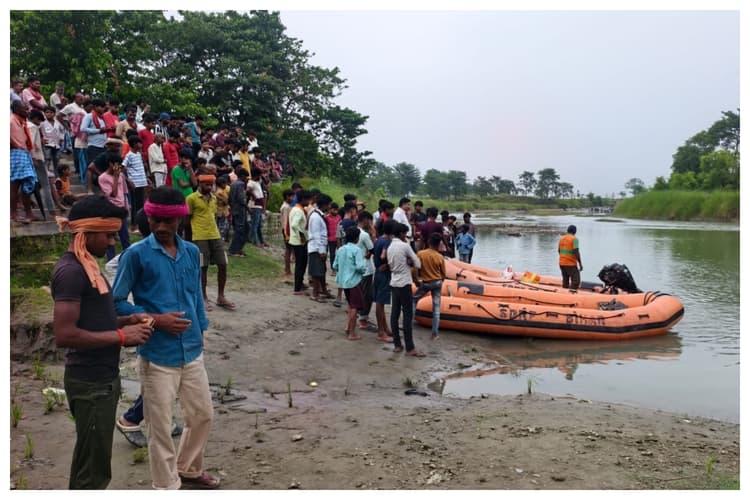 Bagaha News: तिरहुत नहर में नहाने गया 13 वर्षीय किशोर लापता, रेस्क्यू ऑपरेशन में जुटे एसडीआरएफ के जवान