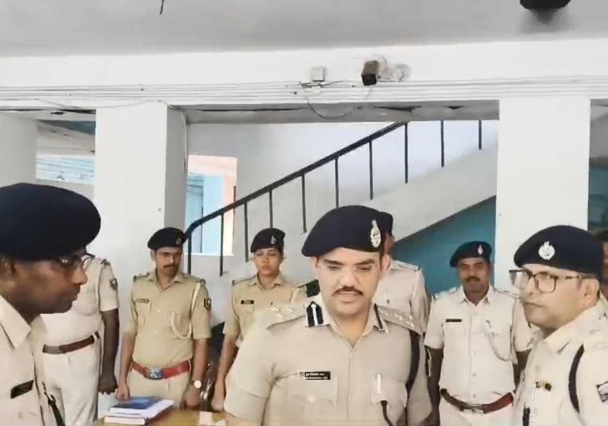 बेतिया: स्मार्ट पुलिसिंग मॉडल के तहत डीआईजी ने गोद लिया मझौलिया थाना, हर 14 दिन पर होगा रिव्यू