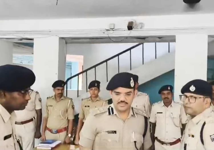 बेतिया: स्मार्ट पुलिसिंग मॉडल के तहत डीआईजी ने गोद लिया मझौलिया थाना, हर 14 दिन पर होगा रिव्यू