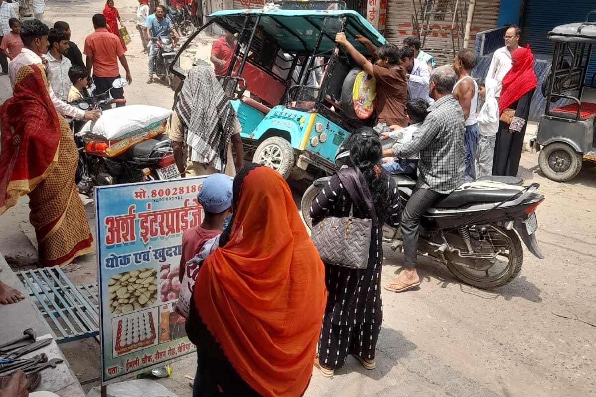 बेतिया: इमली चौक-नौतन रोड पर जानलेवा गड्ढा, अनियंत्रित होकर पलटा ई-रिक्शा