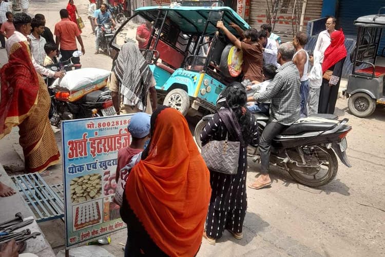 बेतिया: इमली चौक-नौतन रोड पर जानलेवा गड्ढा, अनियंत्रित होकर पलटा ई-रिक्शा
