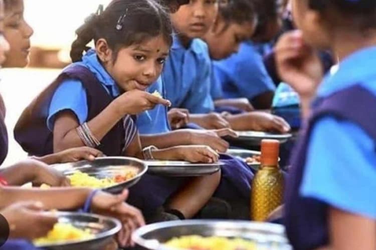 बेतिया: पीएम पोषण योजना में बकाया भुगतान के नाम पर उगाही करने वालों पर होगी एफआईआर