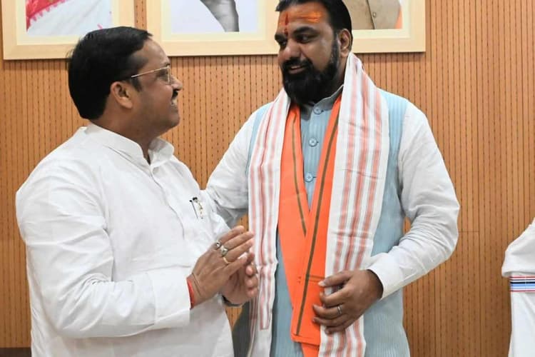 बेतिया: मुख्यमंत्री से मिले सांसद, पुल-सड़क निर्माण और जनजातीय विश्वविद्यालय की उठी मांग