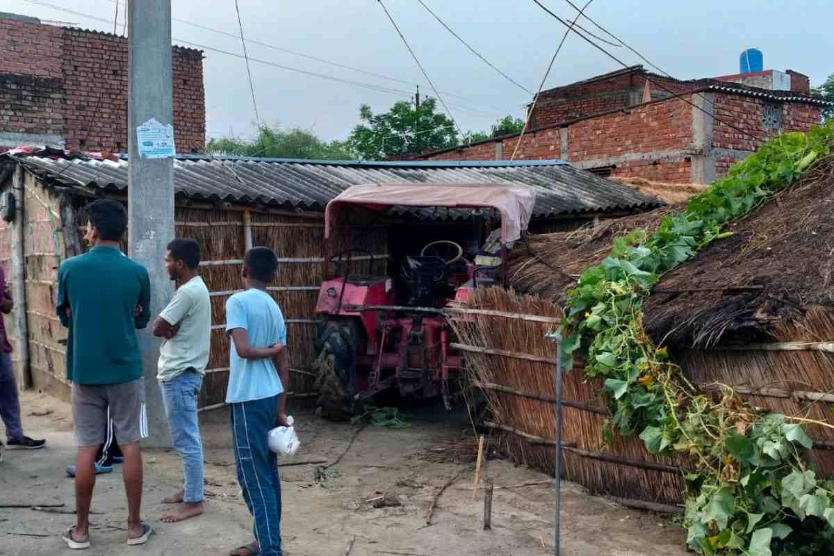 बगहा: गहरी नींद में थे लोग तभी घर में आ घुसा हाई स्पीड ट्रैक्टर, भारी नुकसान