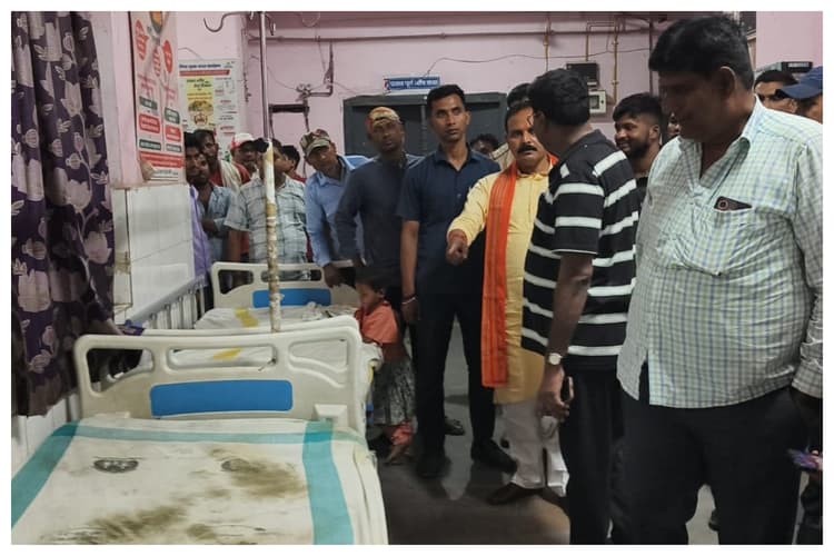 Bettiah News: गरीब मरीजों की जेब पर डाका, सरकारी अस्पताल में दो रुपये की पर्ची पांच में बेचने का भंडाफोड़
